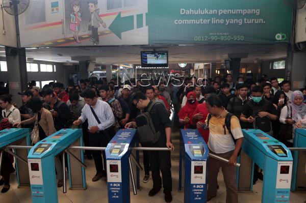 Solusi Penumpang Krl Desak Desakan Budi Karya Perluas Stasiun Duri